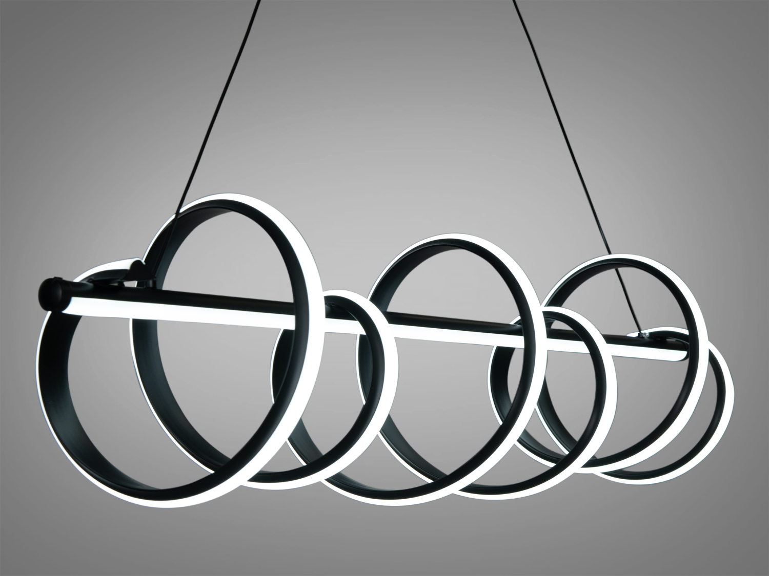 Конструкція люстри створює ефект безперервного світлового потоку, що плавно переходить від одного кола до іншого, надаючи інтерєру динамічності та витонченості.