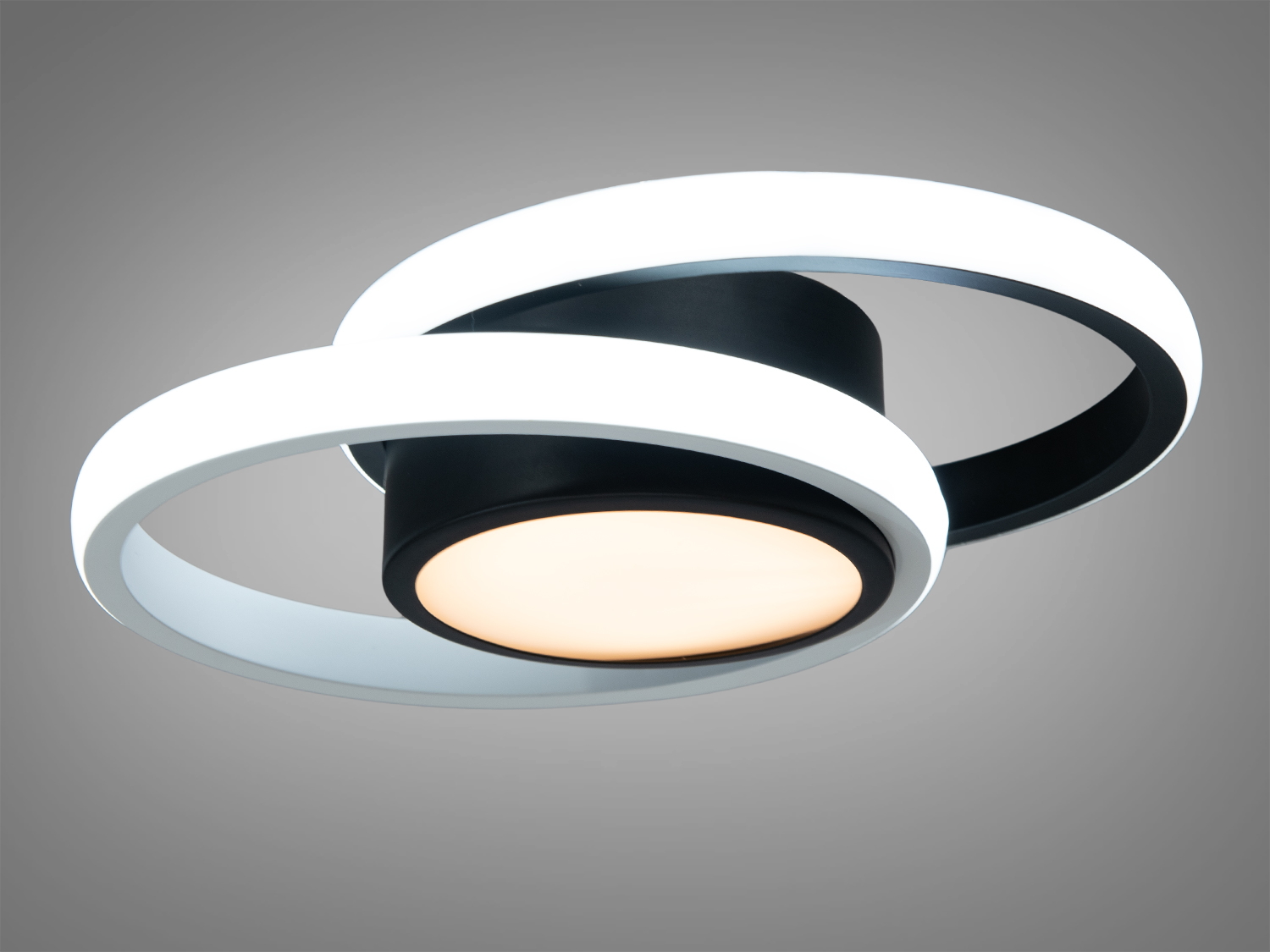 Стильний LED світильник у коридор має сучасний вигляд та передові функції. Застосовується також в кухню, ванну кімнату, передпокій, спальню, дитячу, тому що відсутні елементи, що б'ються.
Конструкція світильника має плавні органічні кільця, що створюють візуально захоплюючий об'єкт, основа світильника виконана в глибокому чорному кольорі з матовою обробкою, що контрастує з білими силіконовими розсіювачами.
Силіконовий розсіювач не тільки забезпечує рівномірний розподіл світла, а й служить естетичній функції, надаючи світильнику сучасного та стильного вигляду. Розсіювач спроектований таким чином, щоб максимально ефективно розподіляти світло, створюючи комфортні умови для очей без різких тіней та сліпучих відблисків.
Функція регулювання колірної температури з вимикача надає користувачеві можливість вибору між теплим, нейтральним або холодним білим світлом.
Використовується в приміщеннях у різних стилях інтер'єру, таких як модерн, мінімалізм, hi-tech, класичний, а також може стати акцентом у скандинавському або індустріальному дизайні.
Світлодіодна технологія, використана в цьому світильнику, забезпечує високу енергоефективність та тривалий термін служби, що знижує витрати на електроенергію та обслуговування. Крім того, він є екологічно безпечним вибором, оскільки світлодіоди не містять шкідливих речовин, таких як ртуть та не випромінюють ультрафіолетове світло.
Кріпиться до стелі будь-якого типу універсальним кріпленням на монтажну планку.