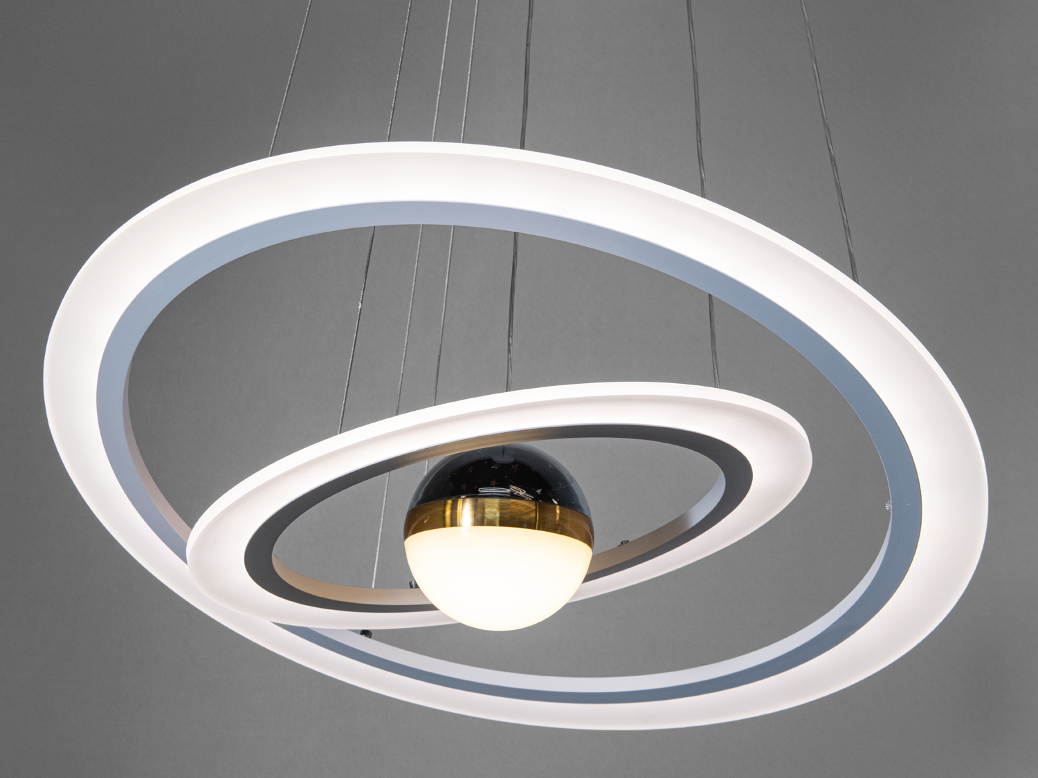 Лампа з акцентом на центральній кулі, оточеній двома кільцями. Підходить для монтажу в просторих приміщеннях.
