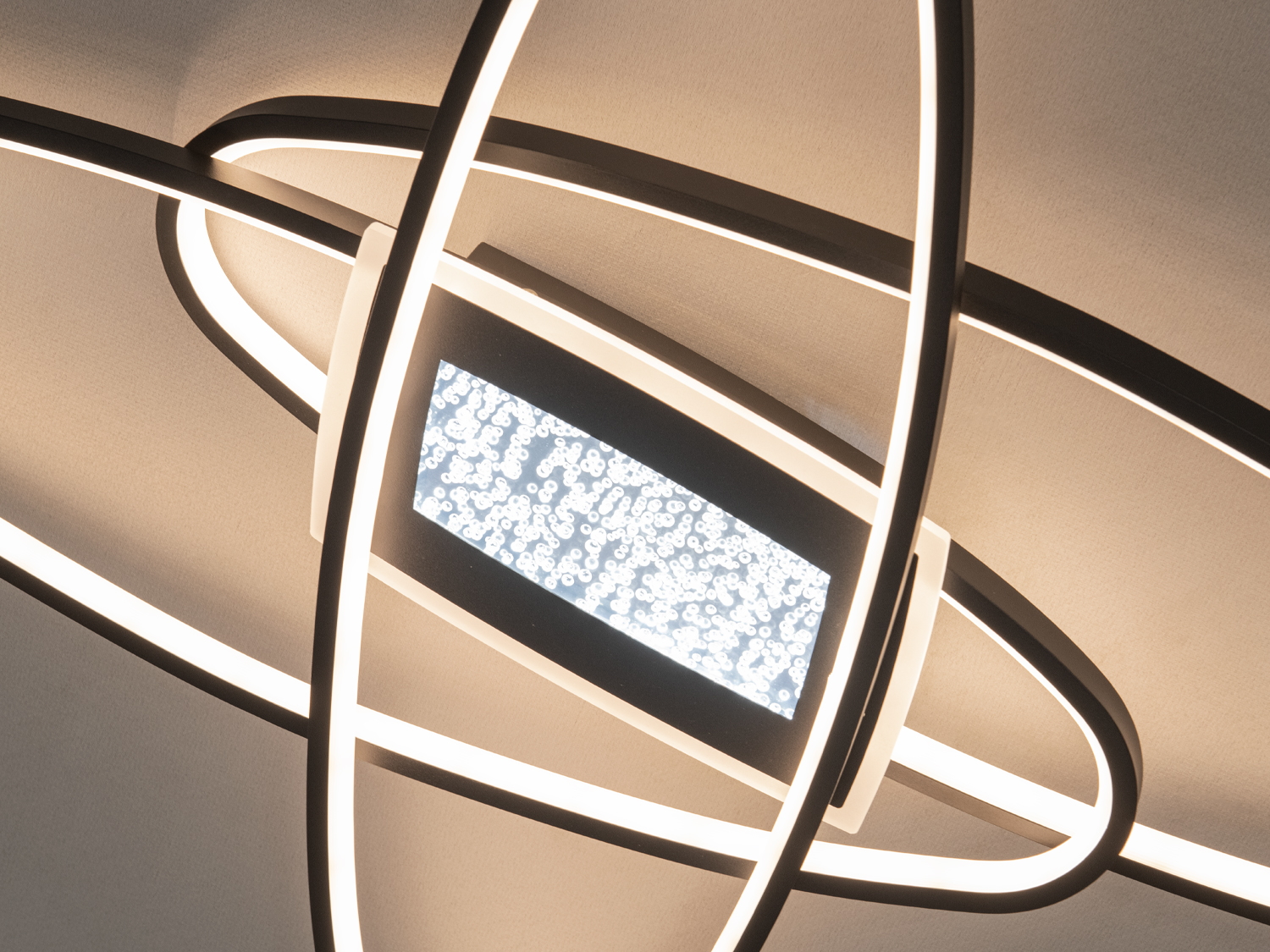 Сучасна LED люстра для залу з пультом, чорна, 116W на 18м2
