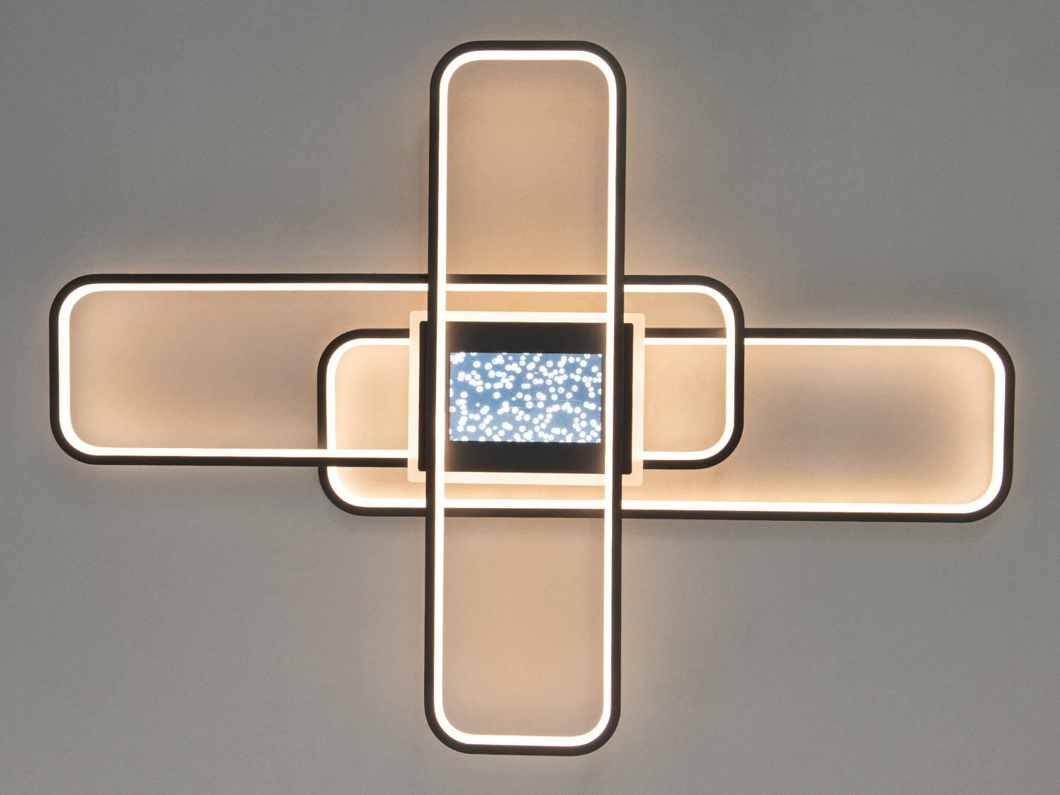 Світлодіодна люстра під стелю вражає своїм сучасним дизайном і функціональними можливостями.