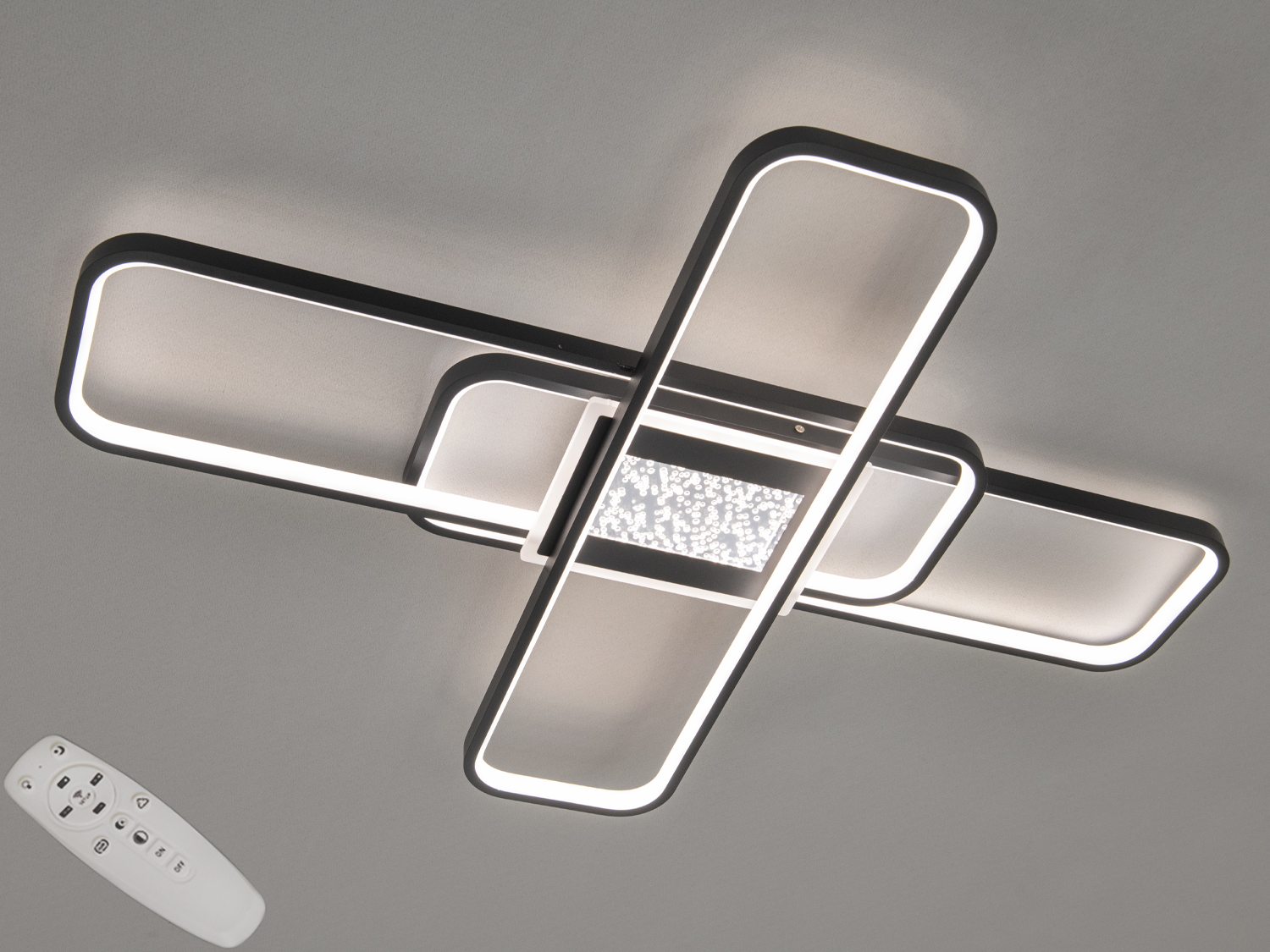 Геометрична форма лед люстри надає приміщенню стильний вигляд, а чорний колір корпусу додає елегантності та строгості.