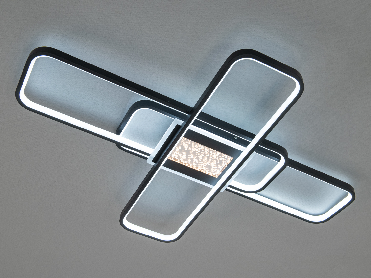 LED люстра чорна стельова стане головним акцентом у будь-якому інтерєрі, надаючи приміщенню особливого шарму та виразності.