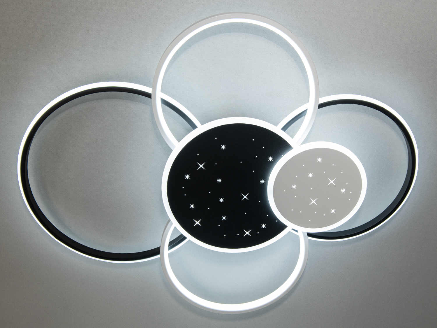 Контрастна LED люстра для зали, білий+чорний, 115W на 17м2