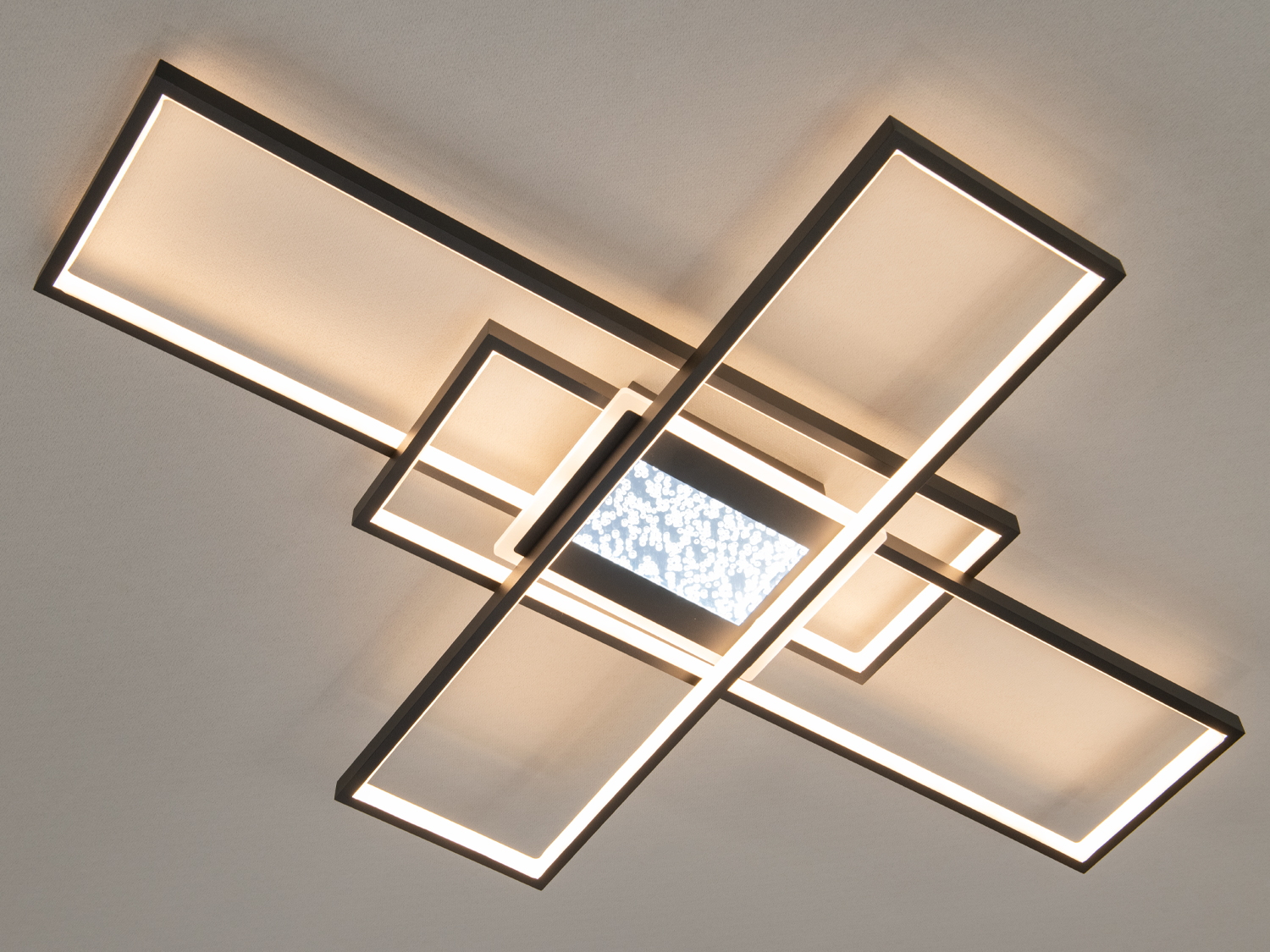 Тепле світло надає затишної та комфортної атмосфери, створюючи стильний акцент у житлових просторах.