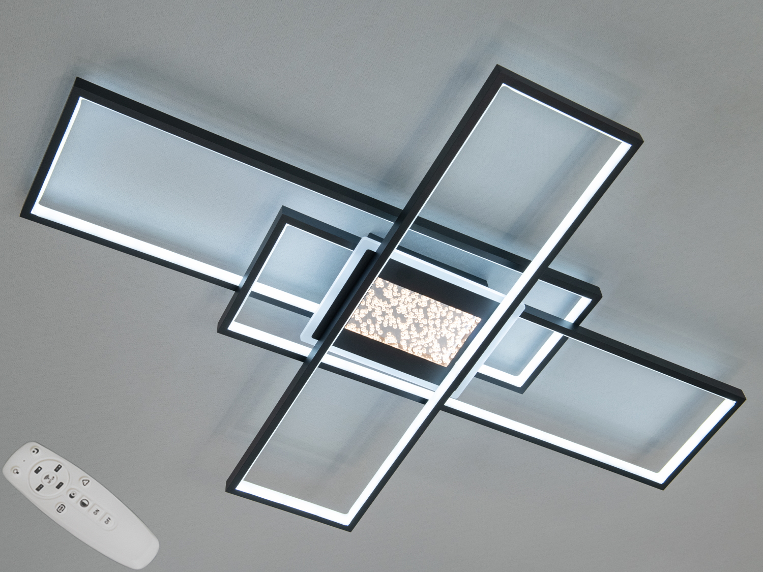 Люстра з холодним освітленням, що створює ефект суворої геометрії та ультрасучасного стилю, ідеально підходить для хай-тек та офісних інтерєрів.