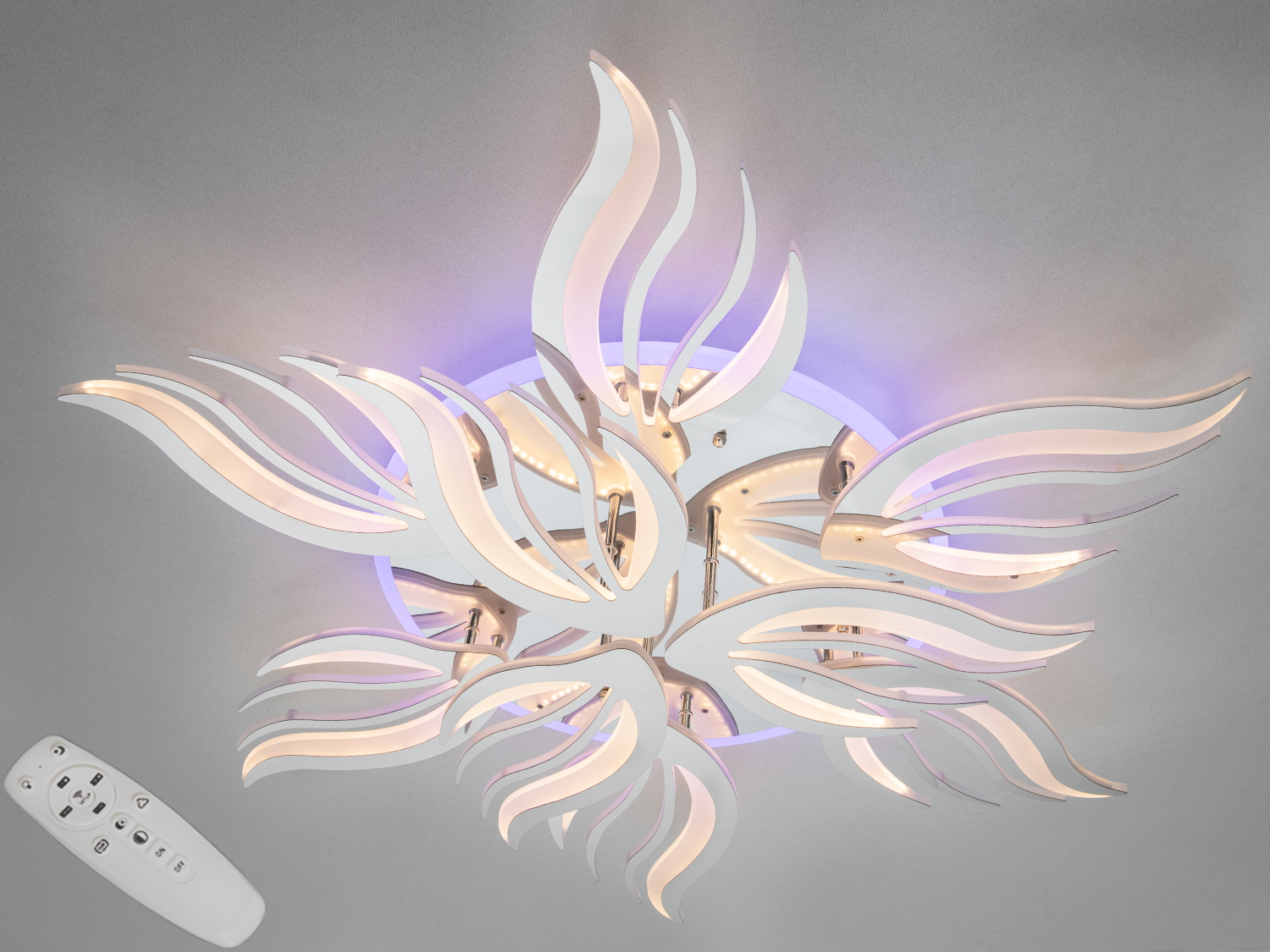 Світильник з дистанційним керуванням, має хвилясті лінії та підсвічування, що створює атмосферу.