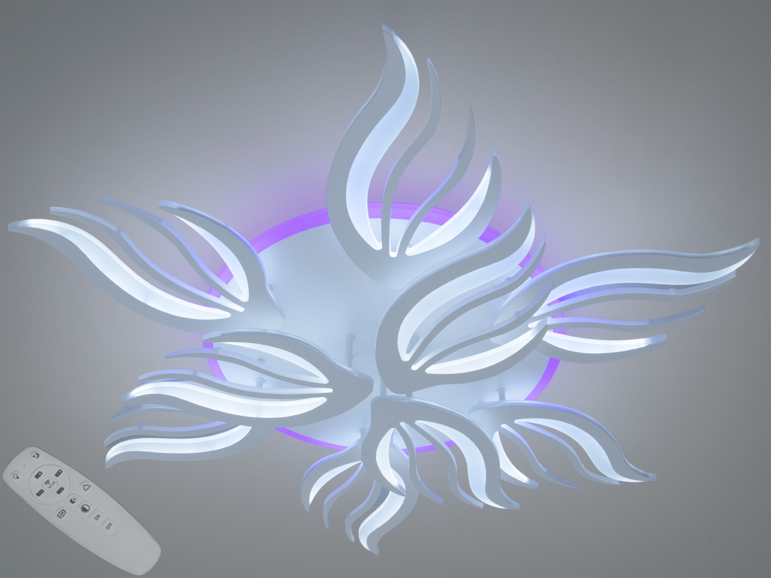 Стельовий світильник з дистанційним керуванням, білими хвилястими елементами та фіолетовим підсвічуванням. Ідеальний для спальні.