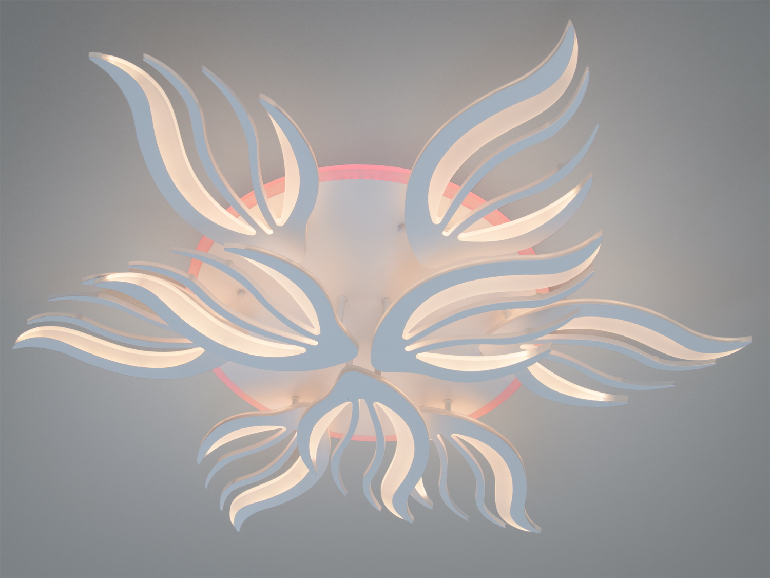 Стельовий світильник з білими хвилястими елементами та рожевим підсвічуванням. Підходить для дитячої кімнати.