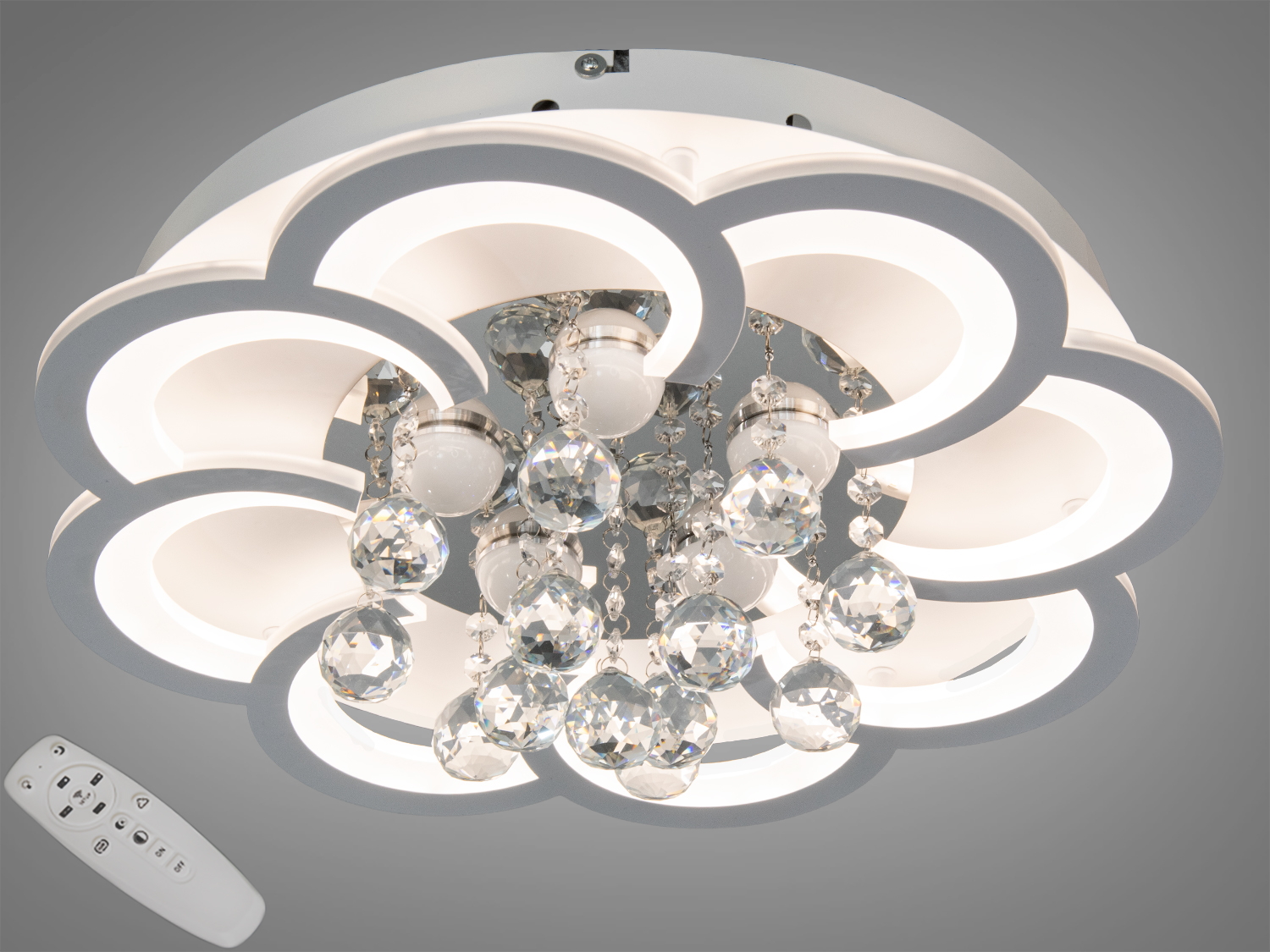 Біла стельова LED-люстра 82 Вт з пультом і димером. Пласка конструкція, кришталеві акценти, біле світло для кімнат до 14 м² — сучасне кероване освітлення.