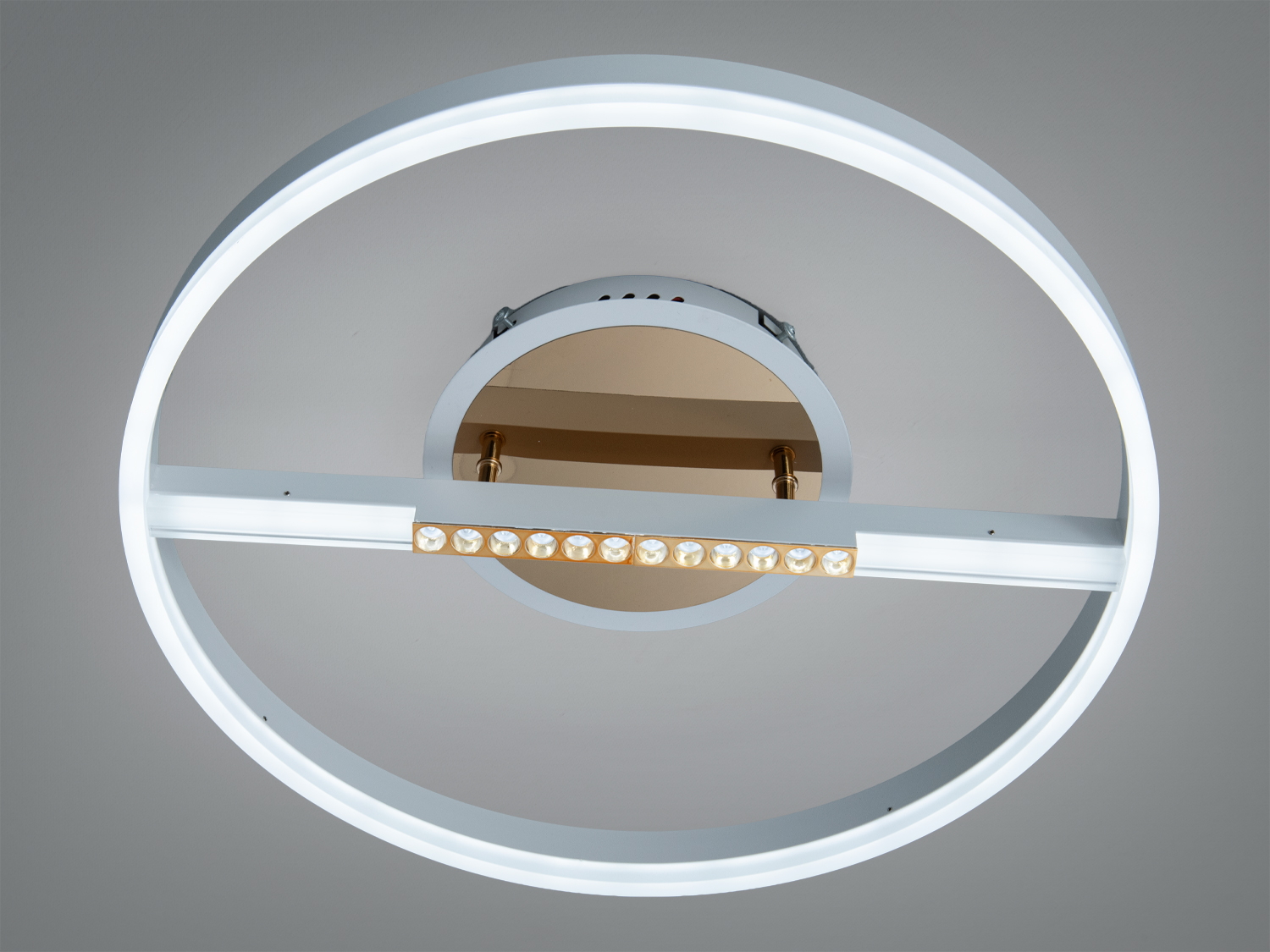 Стельова лампа з білим кільцем і вбудованими світлодіодами, забезпечує рівномірне освітлення.