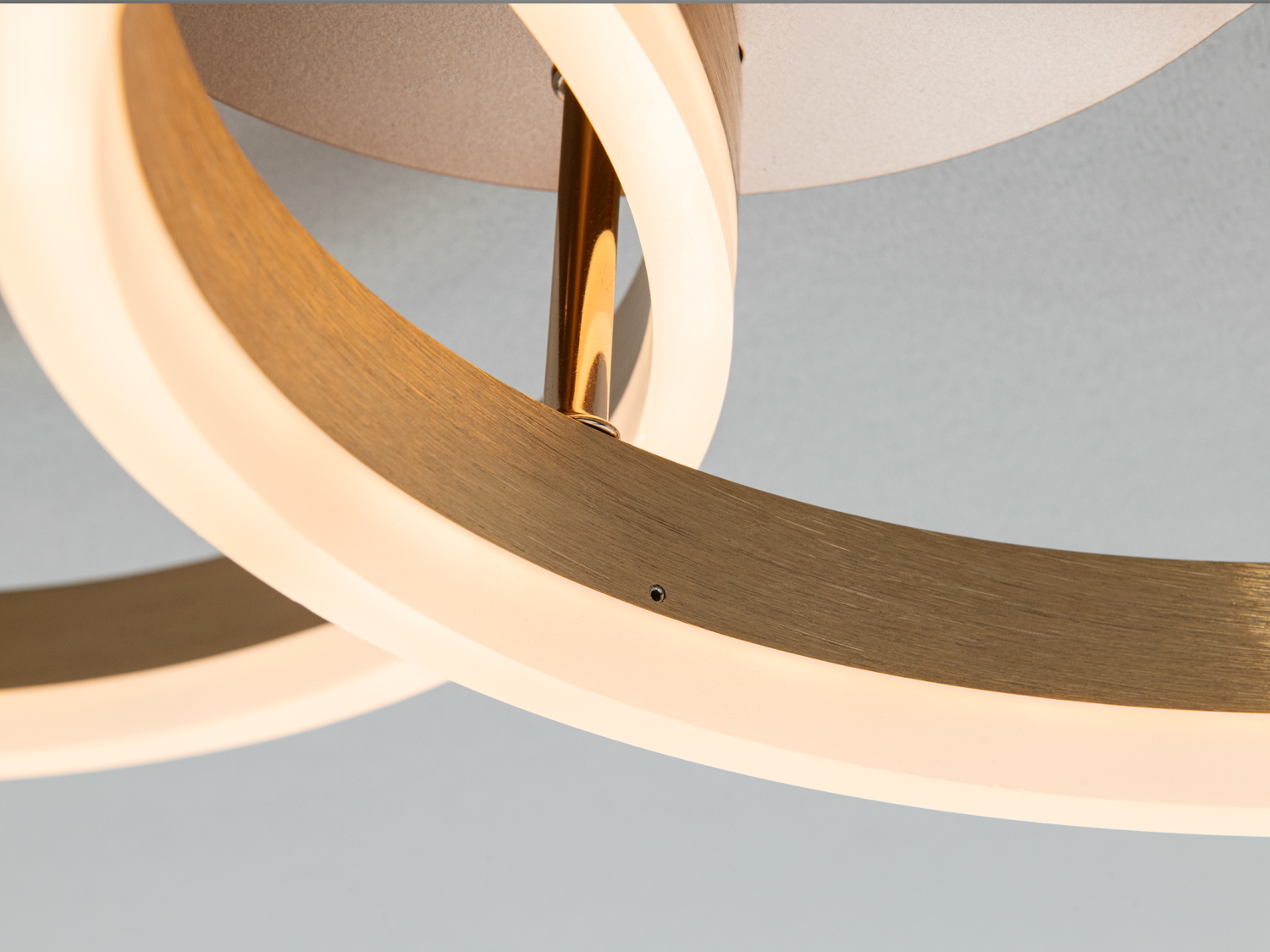 Потолочная LED люстра кольца современная золото 50W с пультом для 9 м²