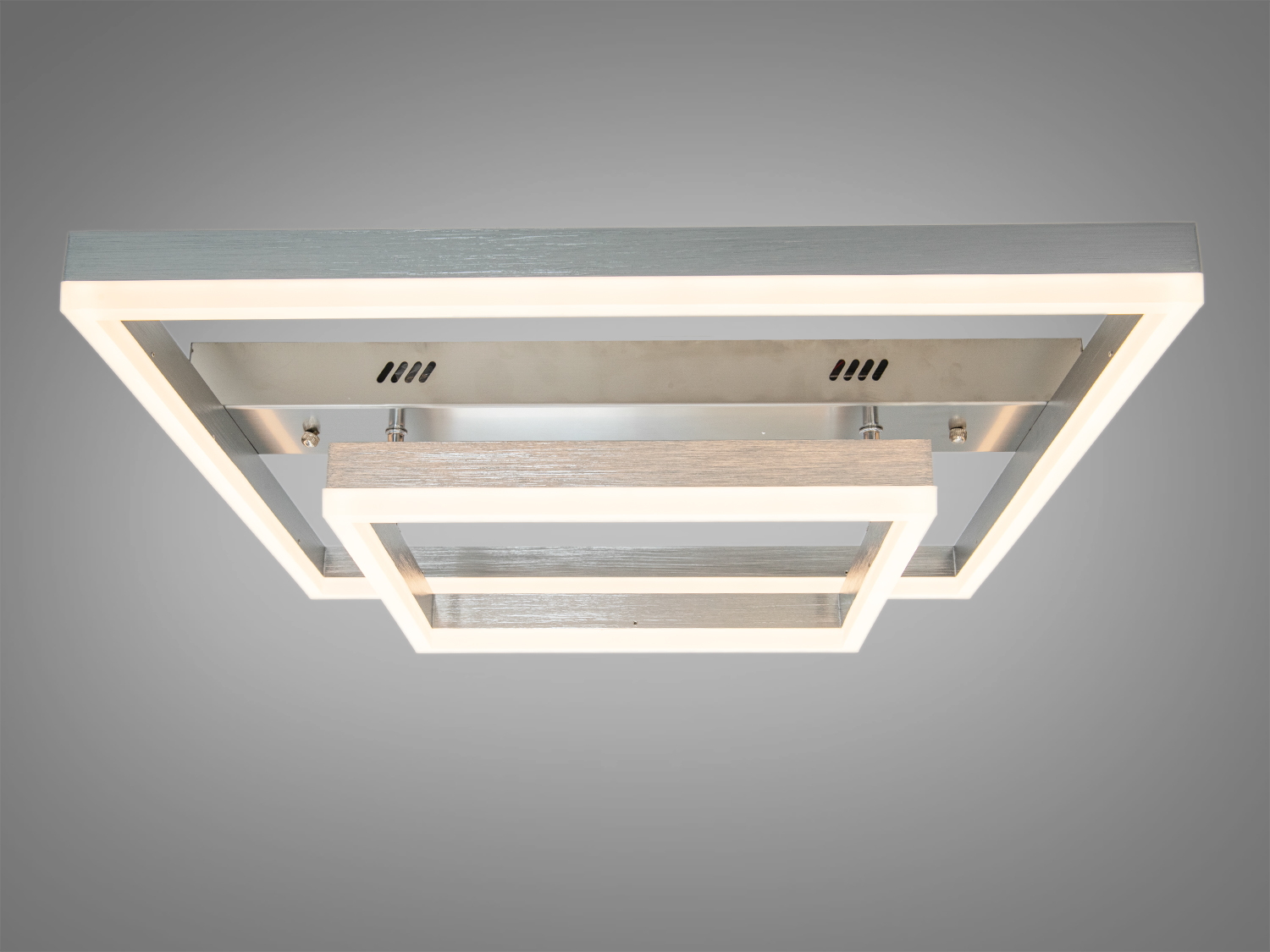 Стельовий світильник з квадратними рамками, виготовлений з металу. Підходить для сучасного інтер’єру з акцентом на геометричні форми.