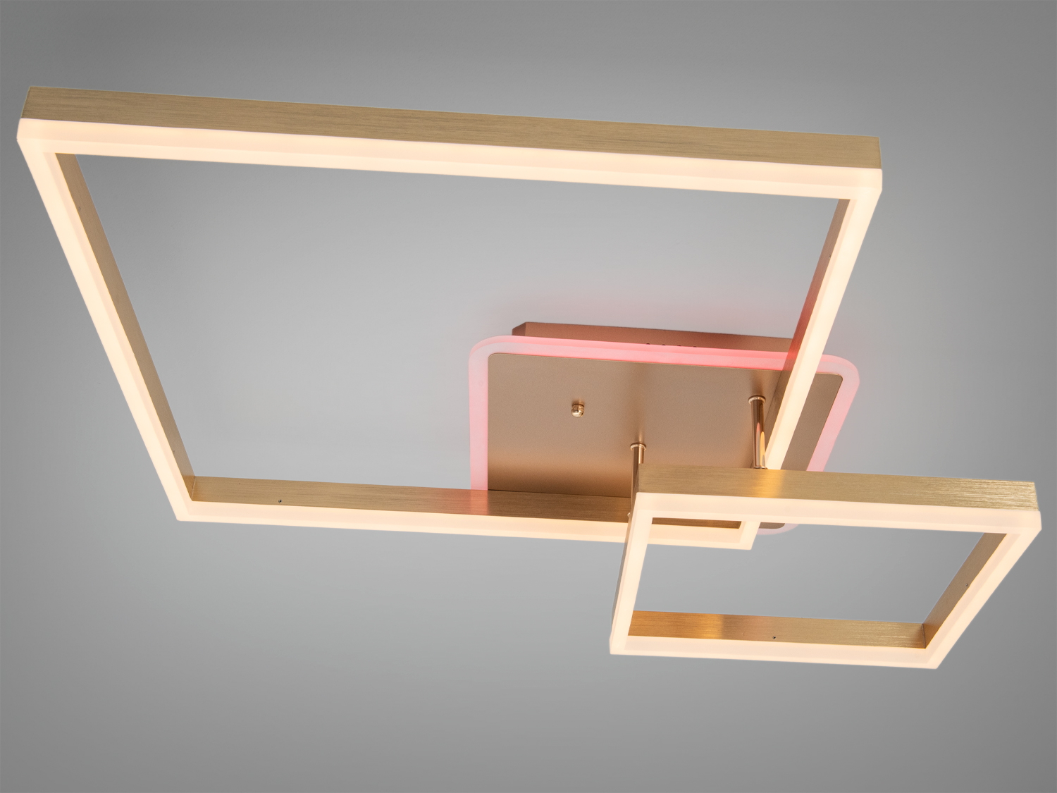 Стельовий світильник з дерев′яними квадратними рамками, що підсвічуються світлодіодами, створює стильний акцент у кімнаті.