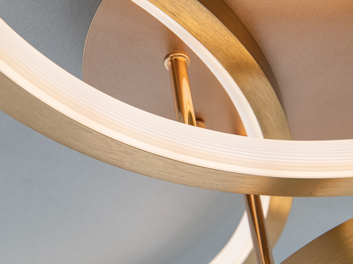 Потолочна LED люстра Diasha 3 кільця золото 85Вт з пультом