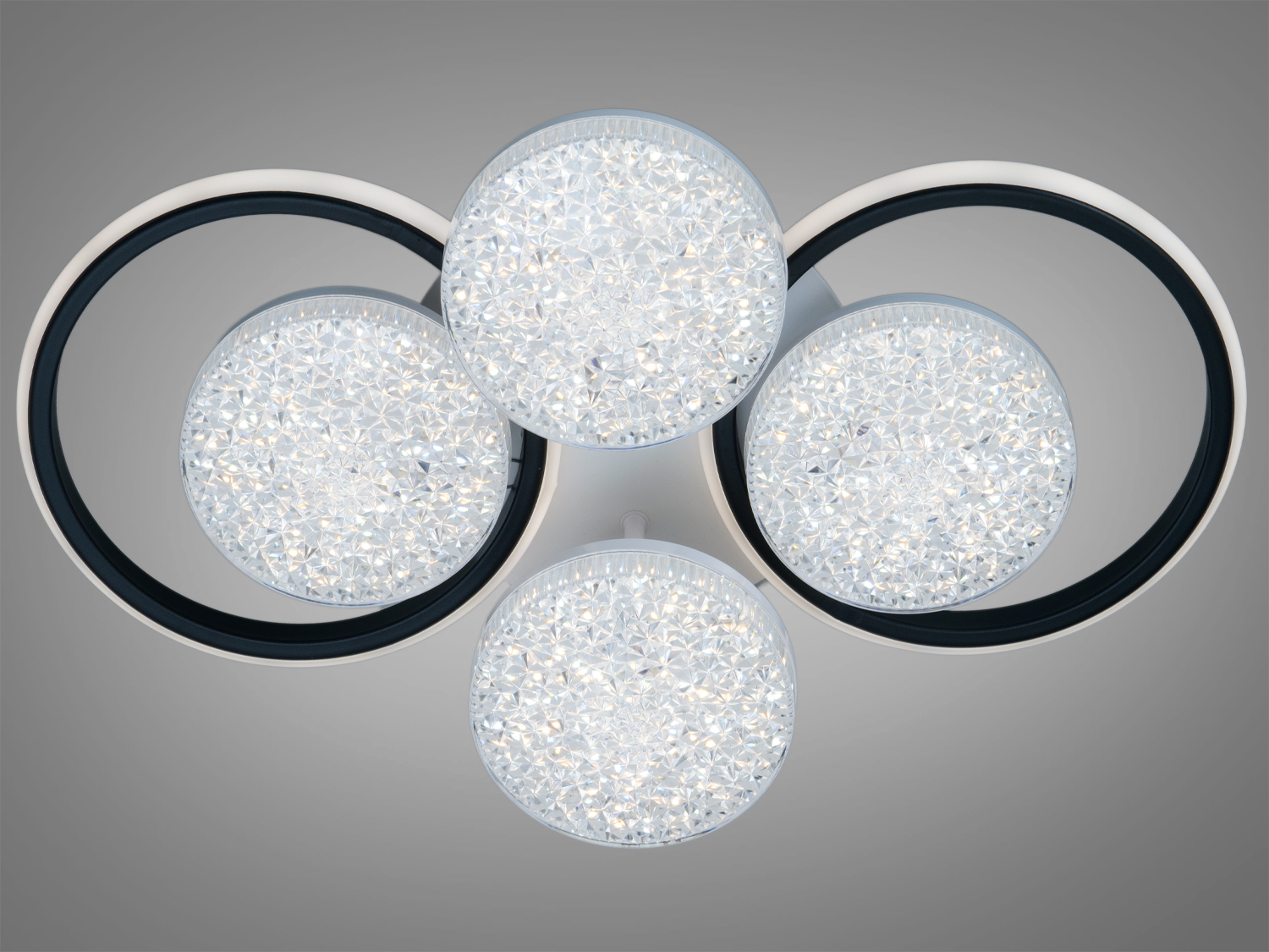 Світильник з чотирма круглими LED-елементами в чорних кільцях, призначений для стельового монтажу в сучасних інтер’єрах.