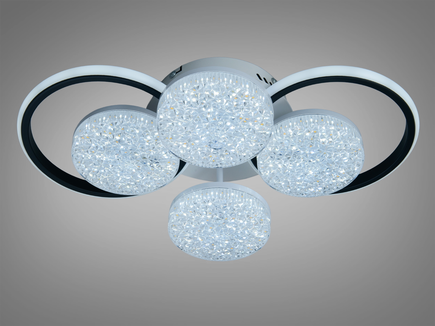 Стельовий світильник з чотирма LED-елементами в чорних кільцях, призначений для рівномірного освітлення сучасних просторів.