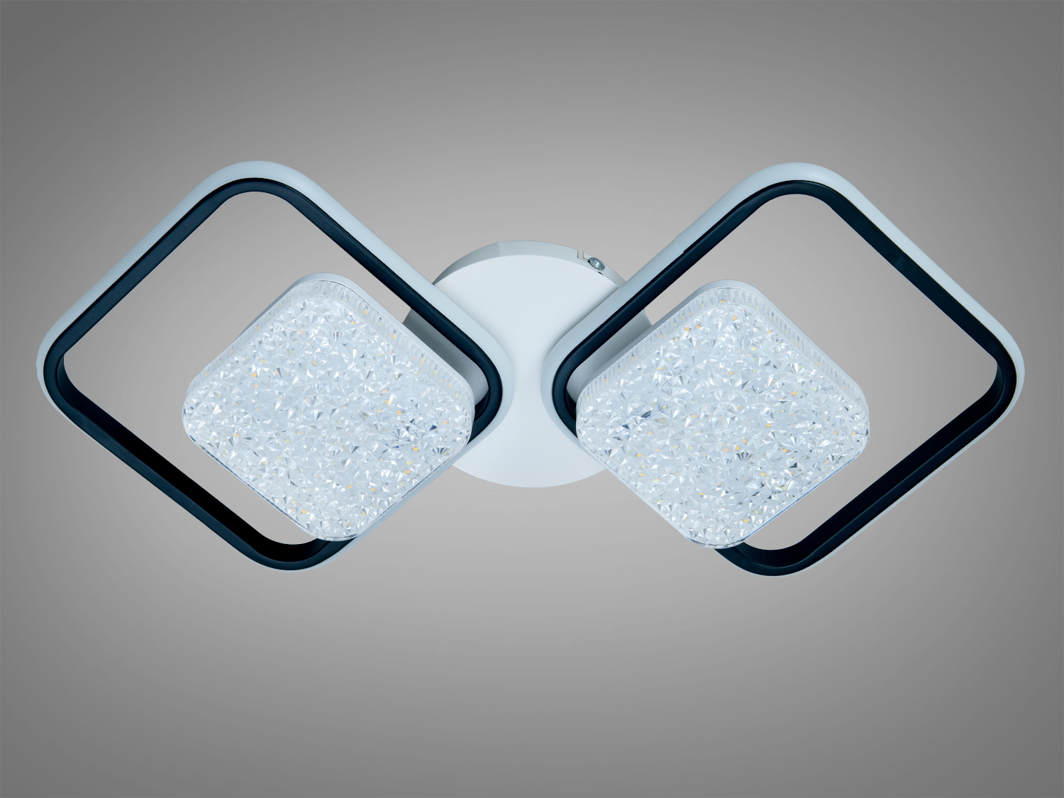 Світильник з двома квадратними елементами, чорна рамка, прозорий матеріал. Підходить для стельового монтажу в сучасному інтер’єрі.