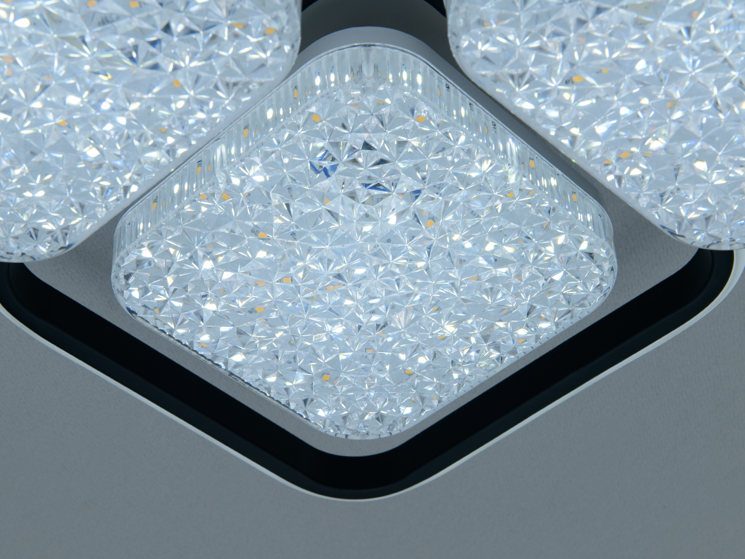 Потолочна LED люстра Diasha білий чорний 96 Вт з пультом для 16 м2