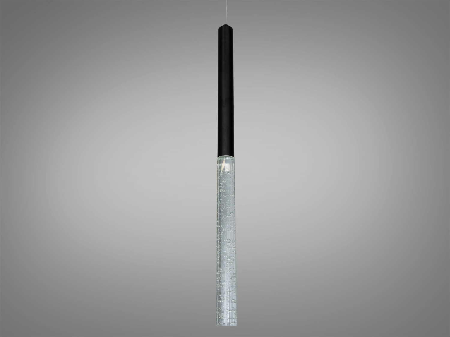 Металеві елементи підкреслюють строгу елегантність конструкції, роблячи світильник не лише джерелом світла, а й декоративним акцентом.