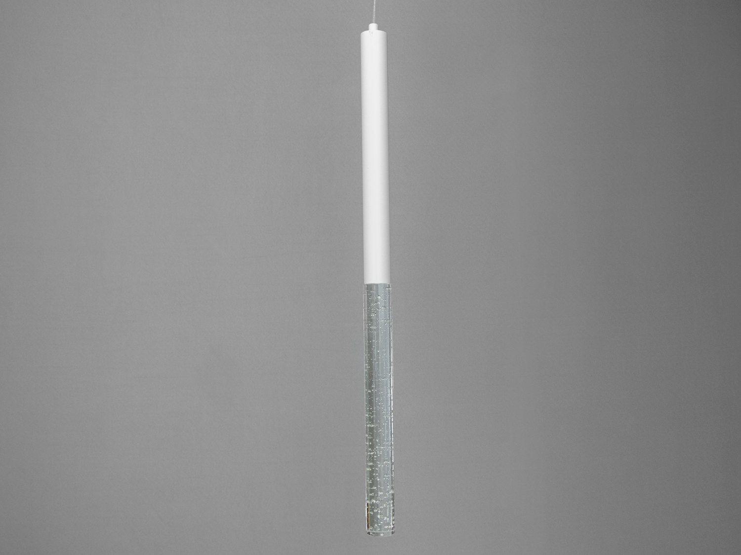 Металеві елементи підкреслюють строгу елегантність конструкції, роблячи світильник не лише джерелом світла, а й декоративним акцентом.