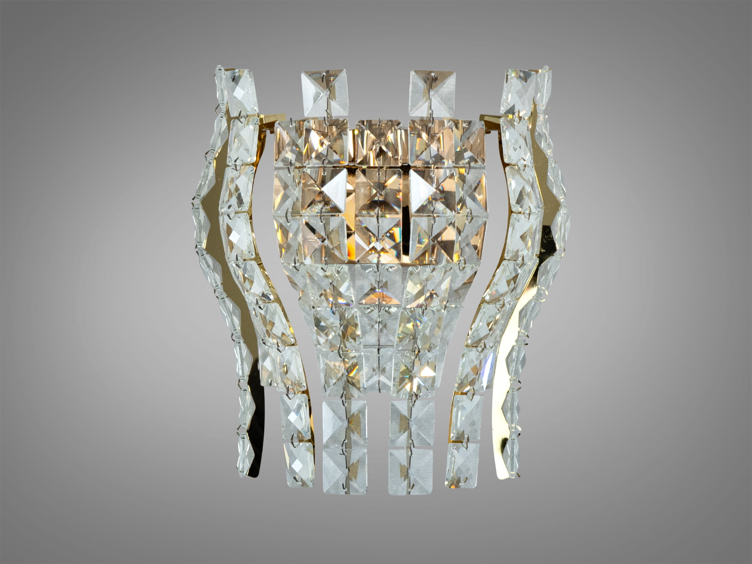 Настінний світильник з кришталевими елементами у формі пірамід, що створює ефектний блиск. Підходить для сучасних інтер’єрів.