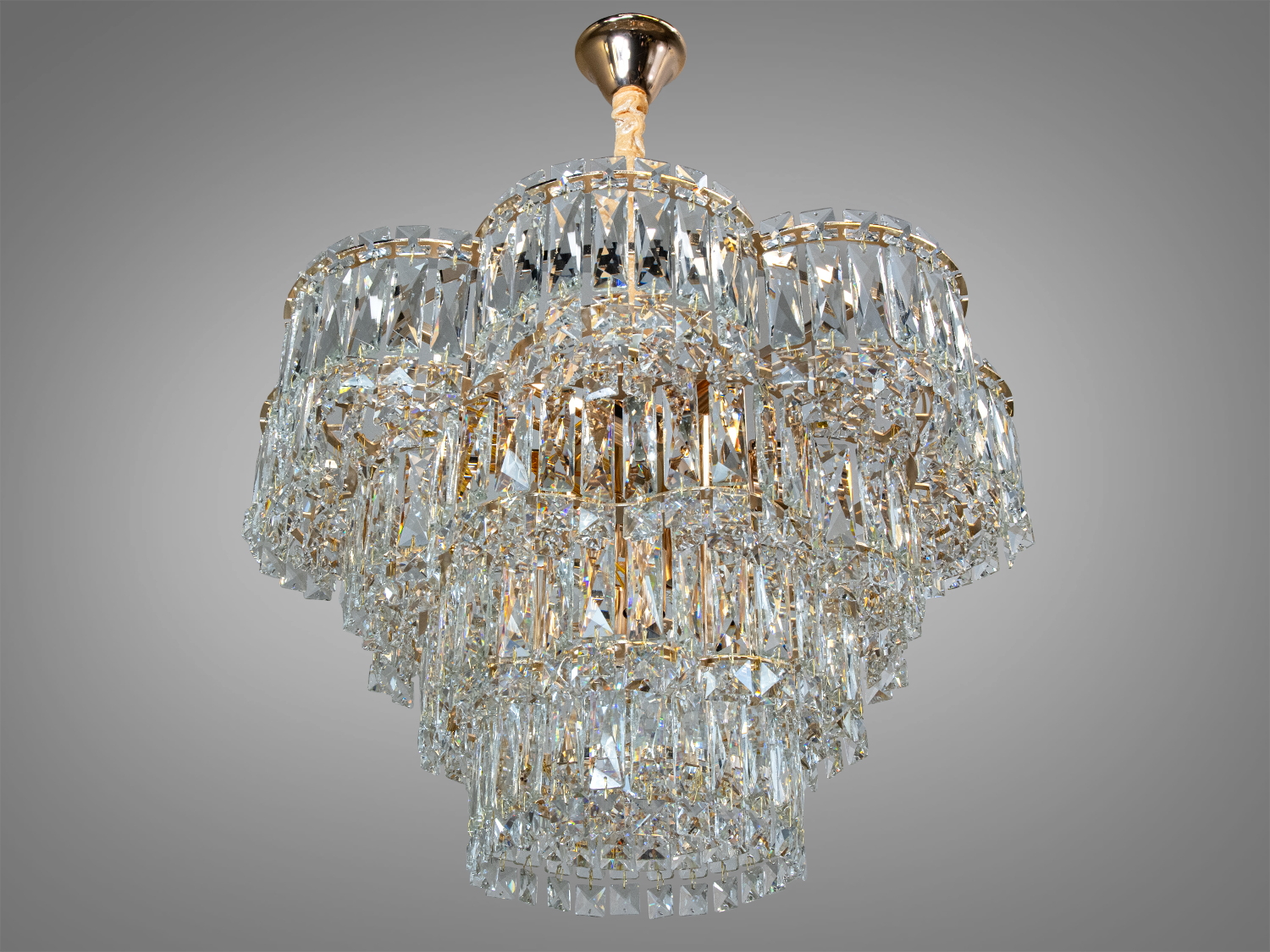 Люстра з кришталю, багатоярусна конструкція, підходить для класичних інтер’єрів, відбиває світло, створюючи ефектний блиск.