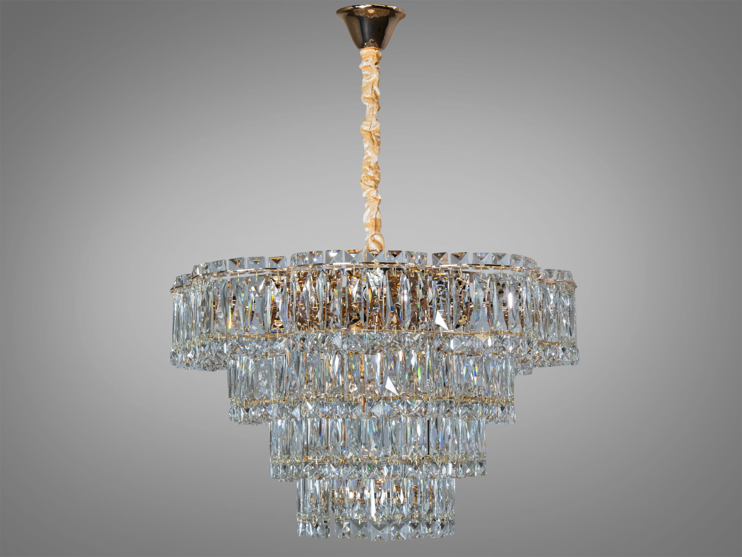 Люстра з кришталевими підвісками, каскадна форма, підходить для просторих кімнат, забезпечує рівномірне освітлення, акцентує розкіш інтер’єру.