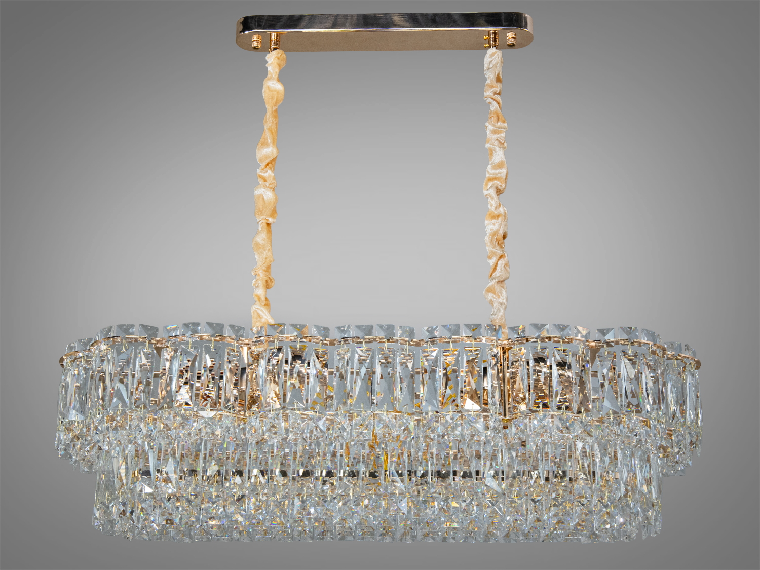 Кришталева люстра Diasha з золотистими елементами та багатошаровим дизайном — ідеальне рішення для вітальні.