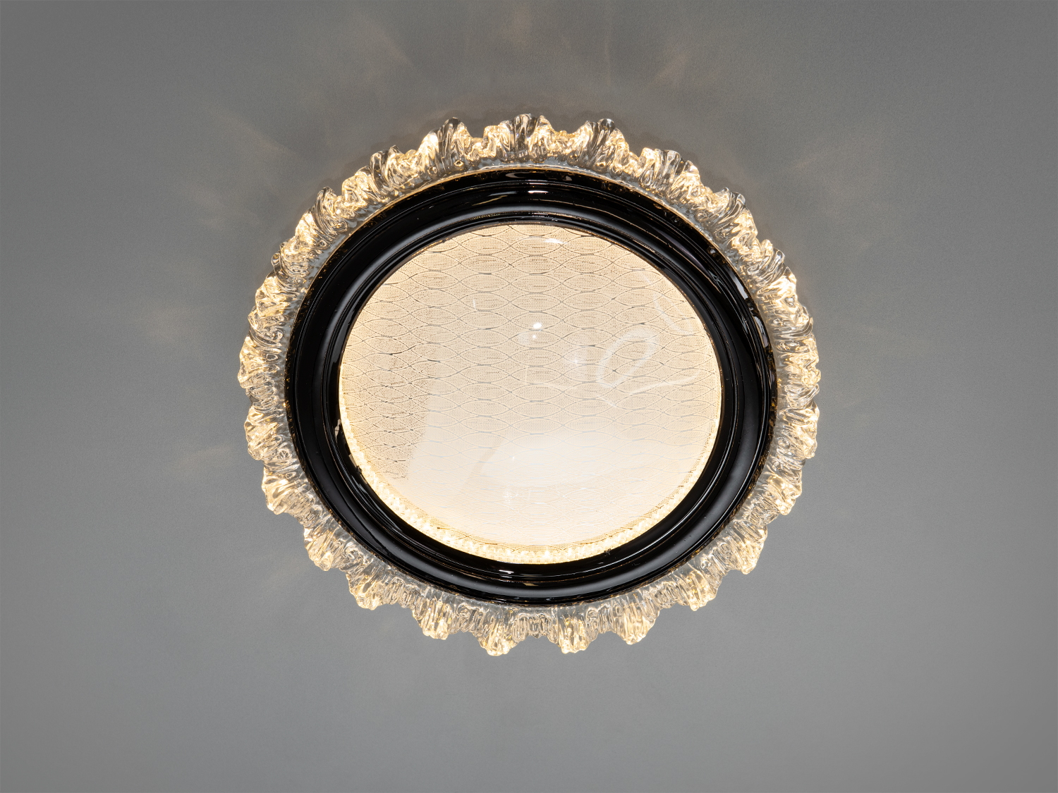 Стельова лампа з чорним акриловим обідком і прозорим рельєфним акриловим краєм. Ідеальна для вітальні, створює м′яке світло.