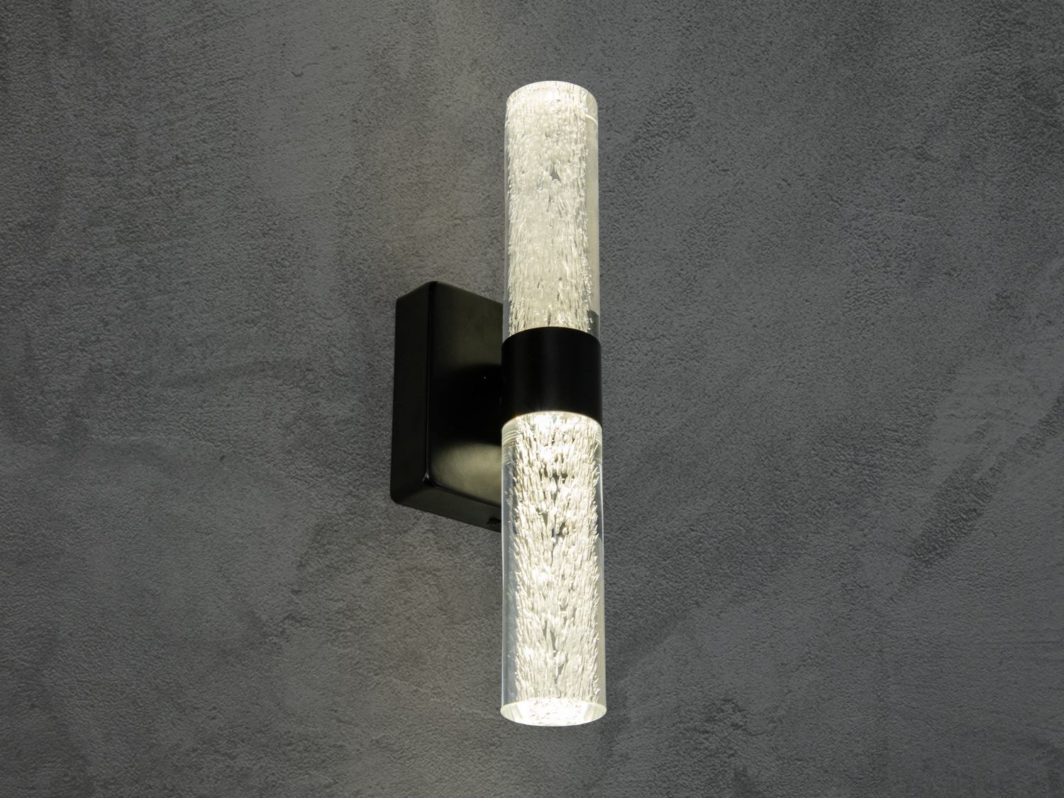 Вертикальний настінний світильник із прозорим плафоном, що створює ефект текстури. Ідеальний для акцентного освітлення.