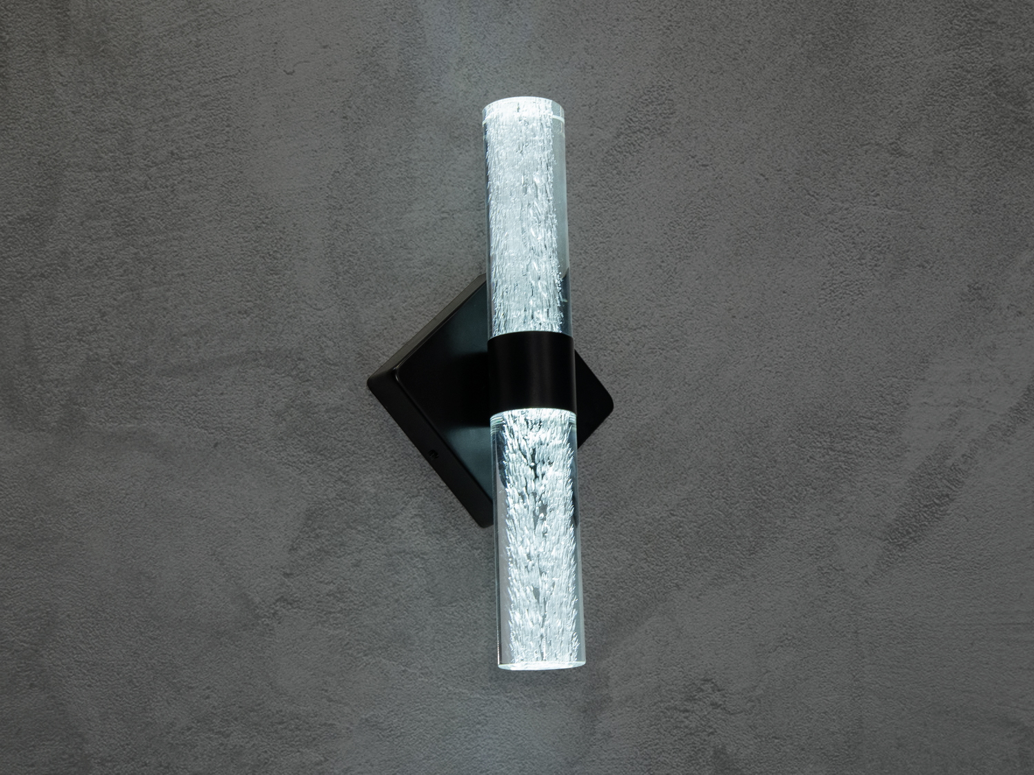 Настінний світильник із діодним підсвічуванням та матовим склом. Підходить для ванної кімнати або коридору.