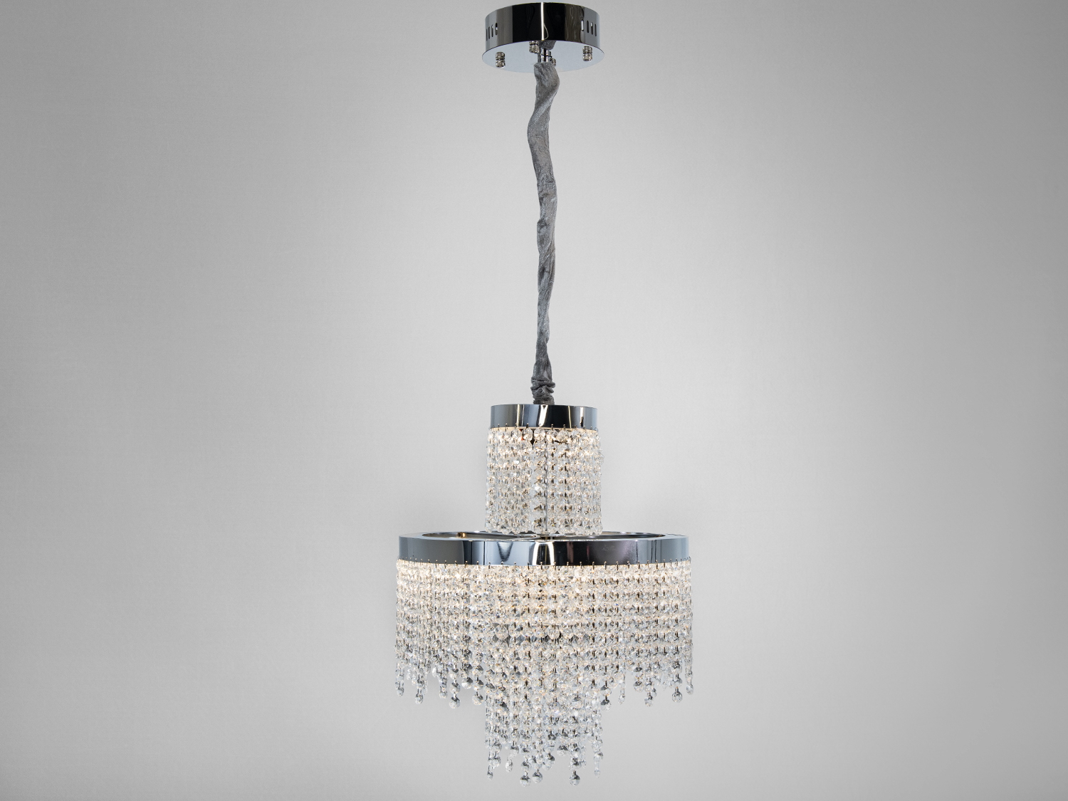 Елегантна люстра з двома ярусами кришталевих підвісок, хромоване кріплення, підходить для високих стель.