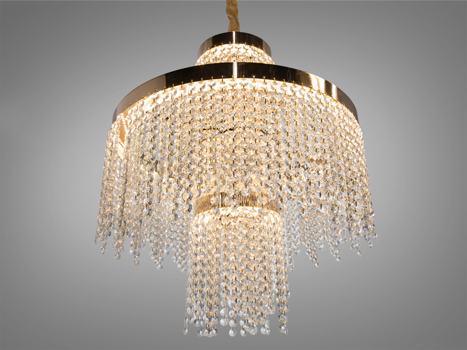 Кришталева люстра з підвісками, акцент на блискучій обробці. Підходить для класичних інтер’єрів.