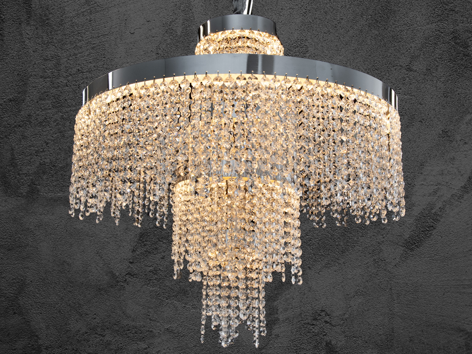 Кришталева люстра з каскадним дизайном, що підходить для розкішних інтер’єрів. Металевий каркас додає сучасного вигляду.
