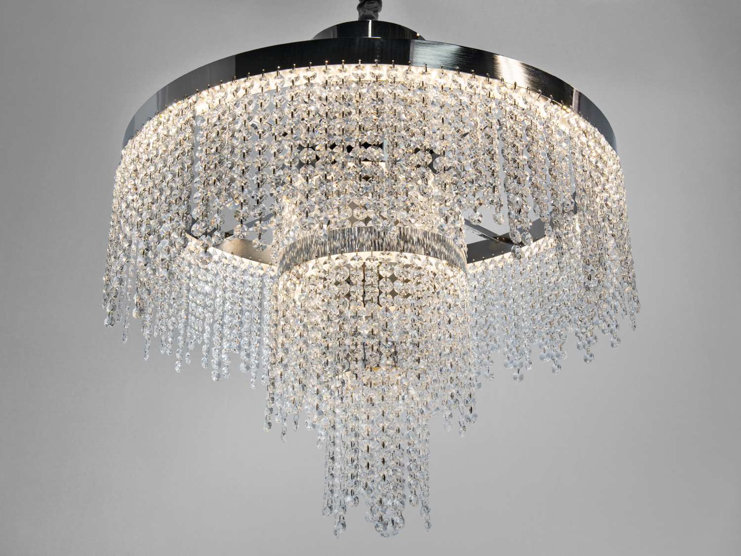 Люстра з прозорими кришталевими підвісками, що створює ефект водоспаду. Ідеальна для просторих залів.