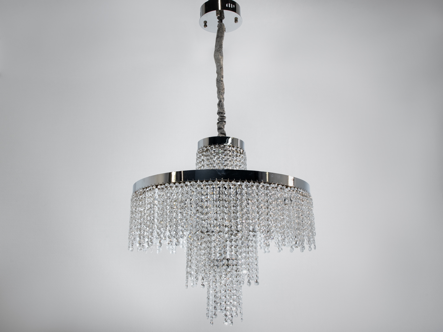 Компактна люстра з кришталевими підвісками, що підходить для невеликих приміщень. Підвісний монтаж додає елегантності.