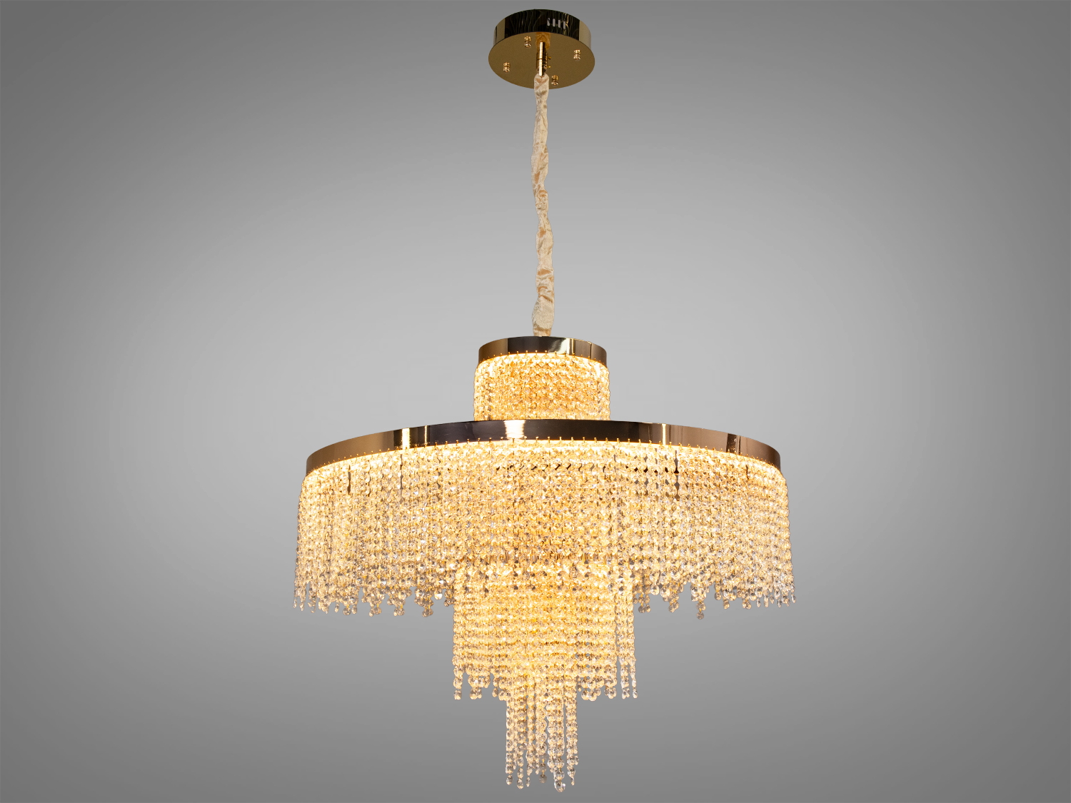 Підвісна люстра з кришталевими підвісками, виконана в сучасному стилі, підходить для високих стель.