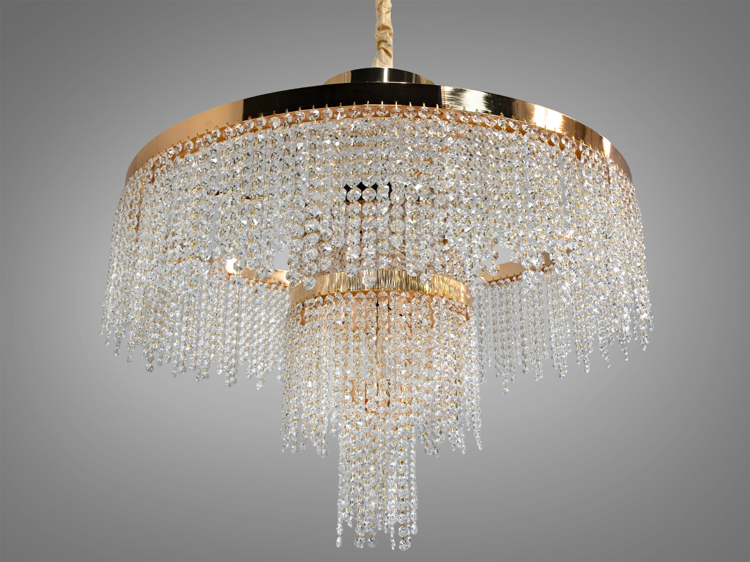 Люстра з кришталевими нитками, що спадають, ідеальна для класичних інтер’єрів, додає елегантності.