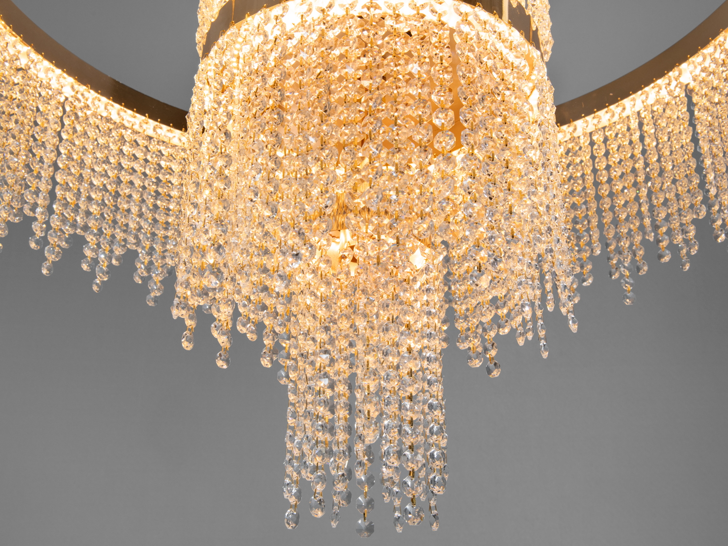 Кришталева люстра золото кругла з каскадними підвісками