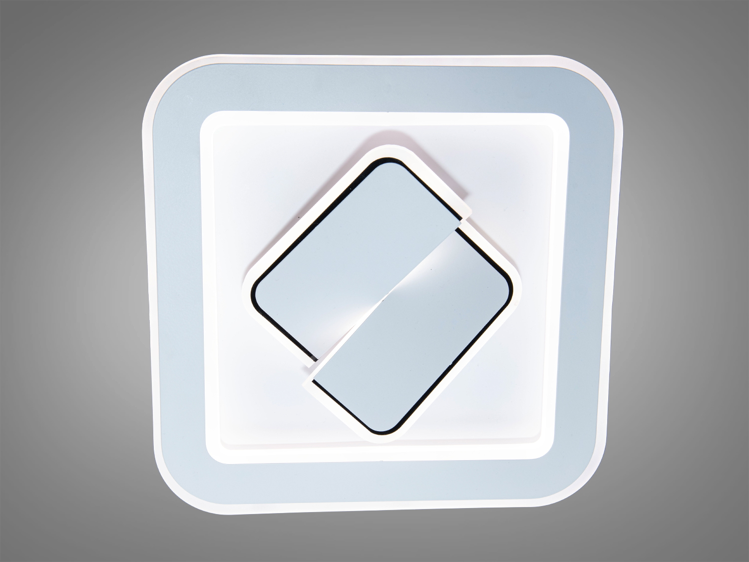 Стельовий світильник квадратної форми з білим обрамленням, що підходить для сучасного інтер’єру. Виготовлений з легкого пластику, зручний у монтажі.