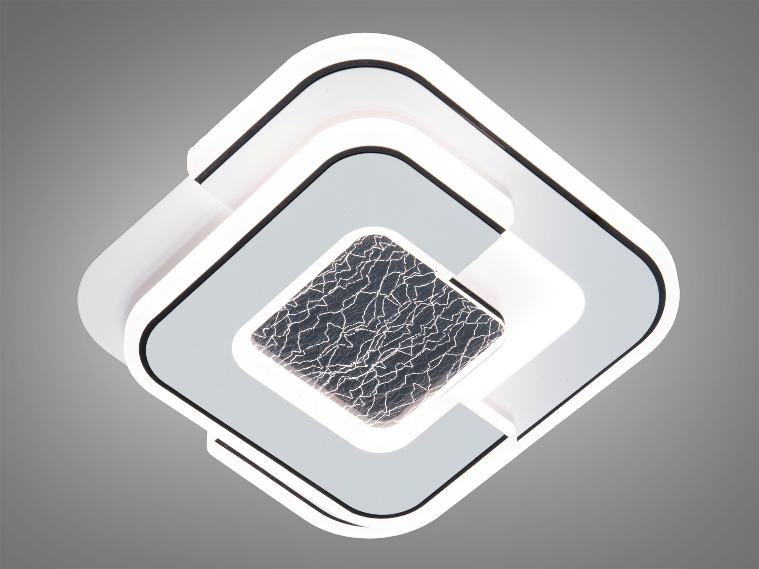 Світильник квадратної форми з чорним візерунком, що нагадує тріщини. Підходить для сучасного інтер’єру.