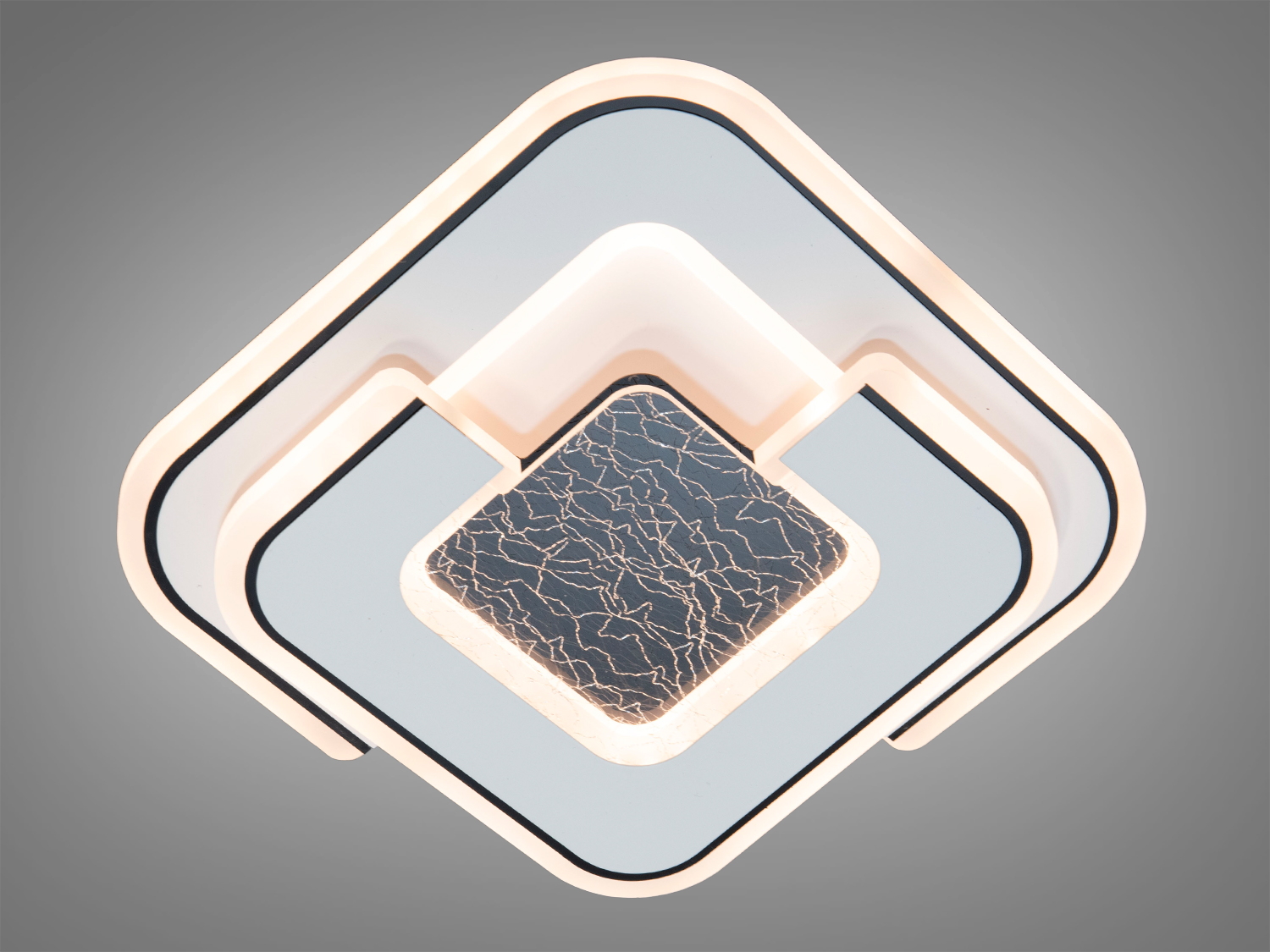 Декоративний світильник з теплим світлом та чорним візерунком у центрі. Підходить для затишних приміщень.