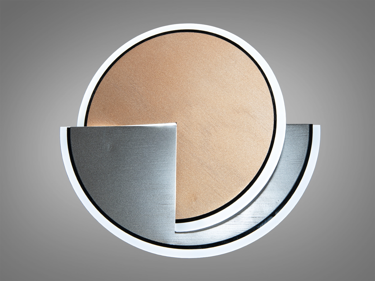 Плафон з геометричним дизайном, що поєднує матові та блискучі поверхні. Ідеальний для мінімалістичного декору.