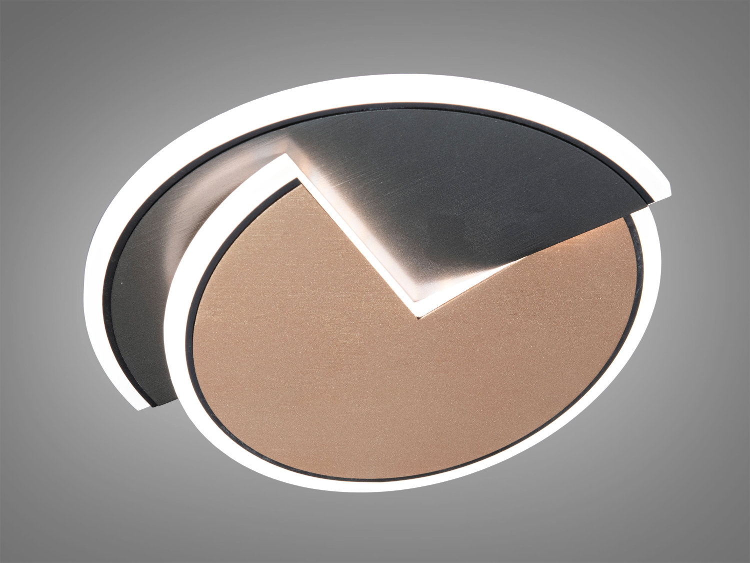 Стельовий світильник з асиметричною формою, що додає динаміки простору. Виконаний з металу та акрилу.