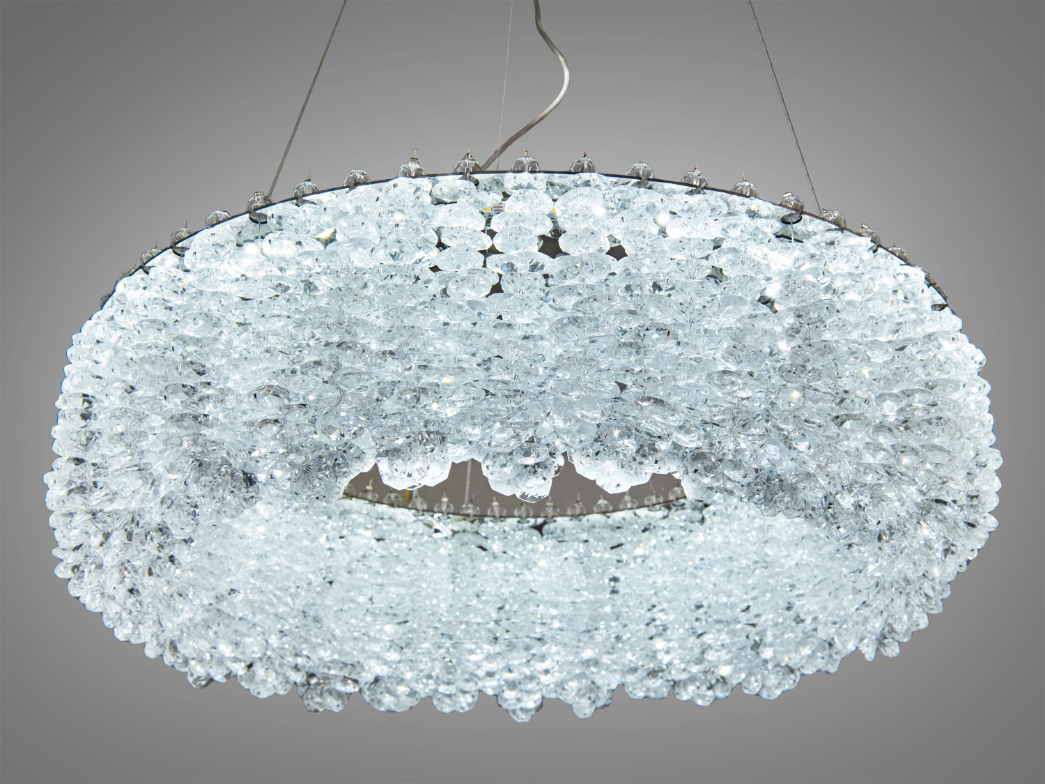 Кришталева люстра з холодним білим світлом, підвісна. Підходить для сучасних інтер’єрів, підкреслює стильний декор.