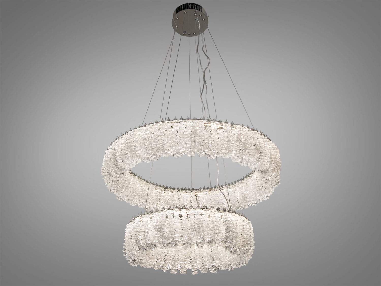 Дизайнерська люстра з двома кільцями, прикрашена кристалами. Підвісний монтаж, ідеально підходить для сучасного інтер’єру.