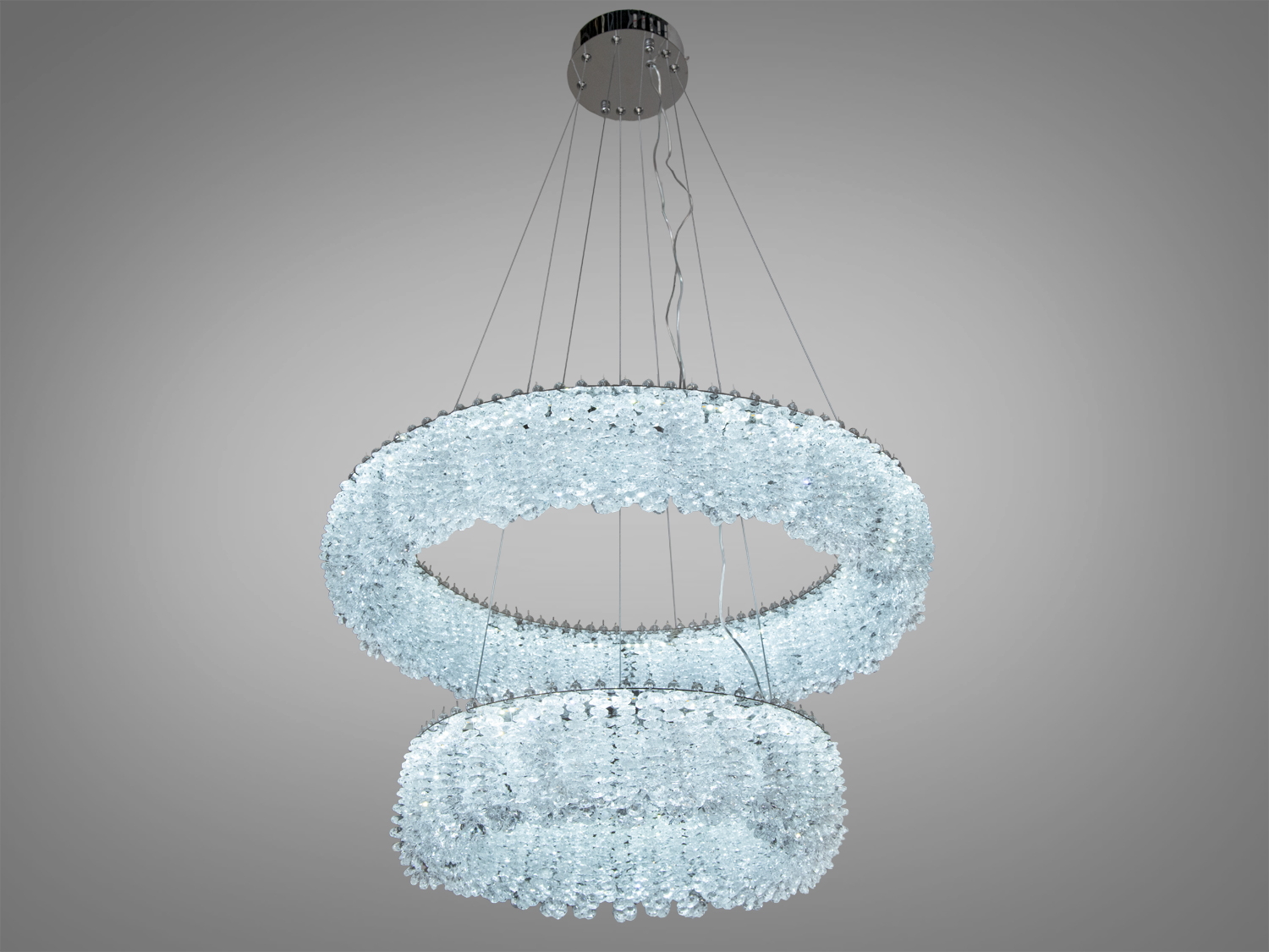 Сучасна люстра з двома кільцями, кристали створюють холодне світло. Ідеально для мінімалістичного інтер’єру.