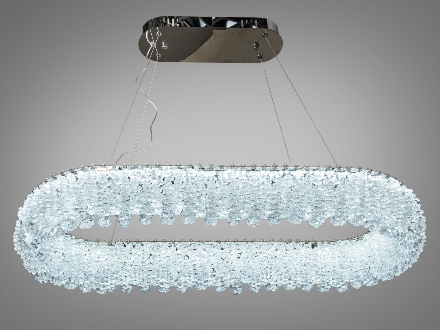 Підвісна люстра з кришталевими елементами, що створюють ефект блиску. Овальна форма підходить для сучасного інтер’єру.