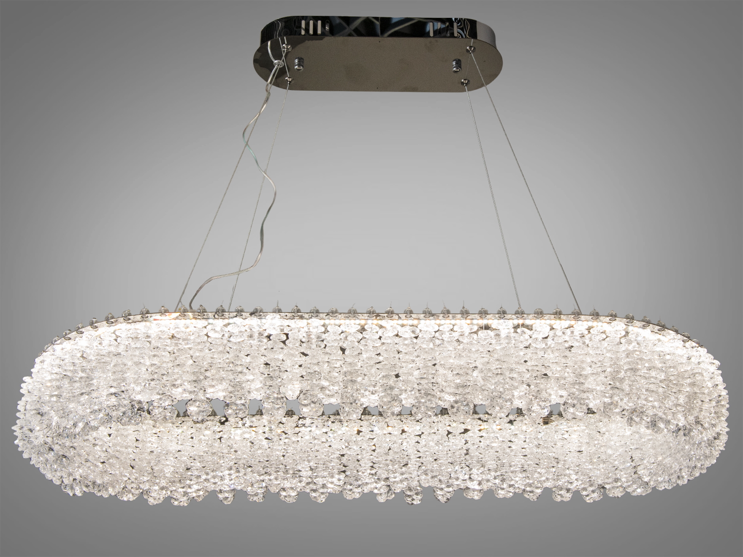 Елегантна люстра з металевим кріпленням і прозорими кришталевими підвісками. Ідеальна для вітальні або їдальні.